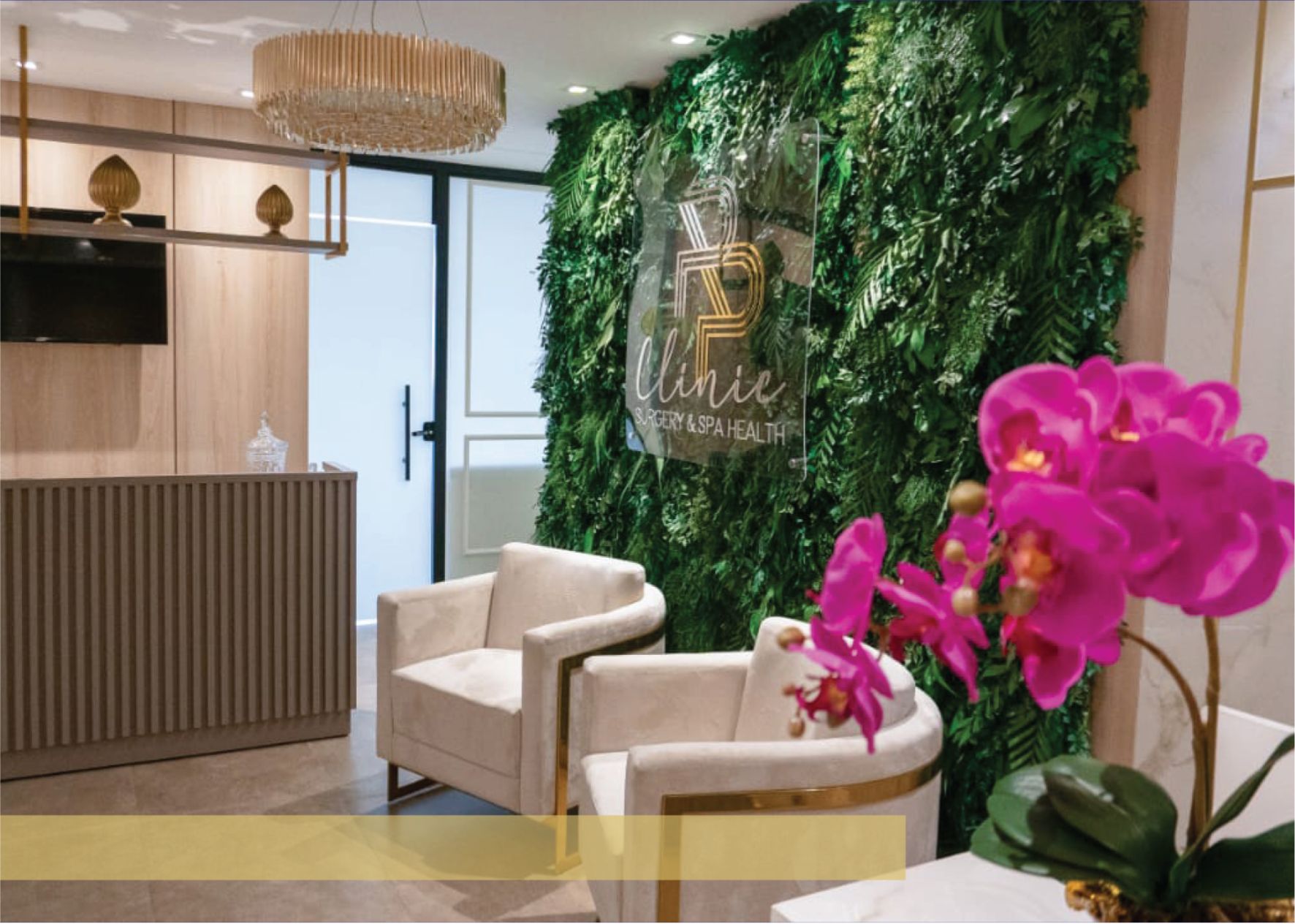 Recepção com parede verde, placa da RP Clinic, lustre dourado e poltronas claras