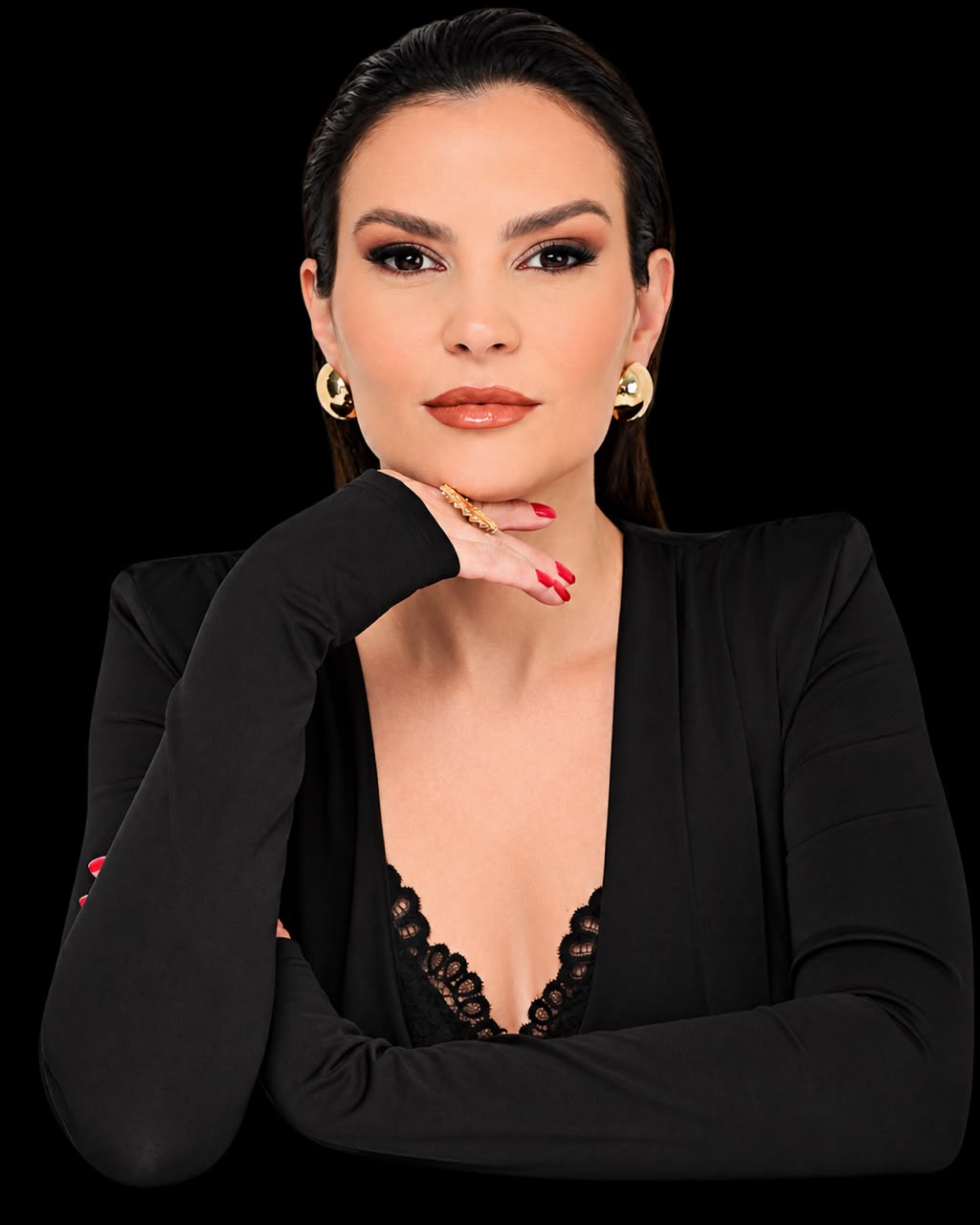 Retrato da Dra. Pamela Massuia de renda preta, com a mão sob o queixo